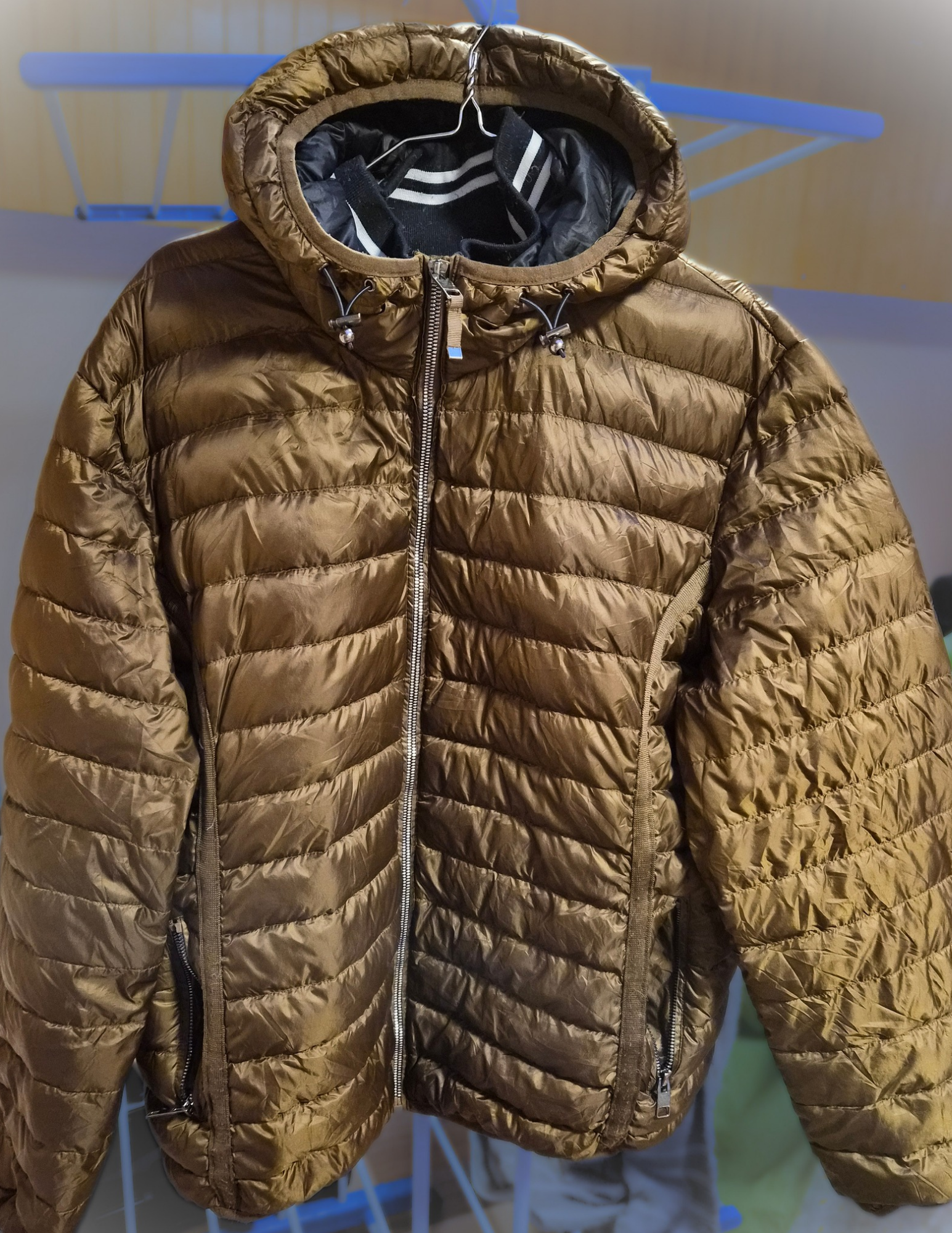 Chaqueta Acolchada Hombre con Capucha – Como Nueva 🧥✨
